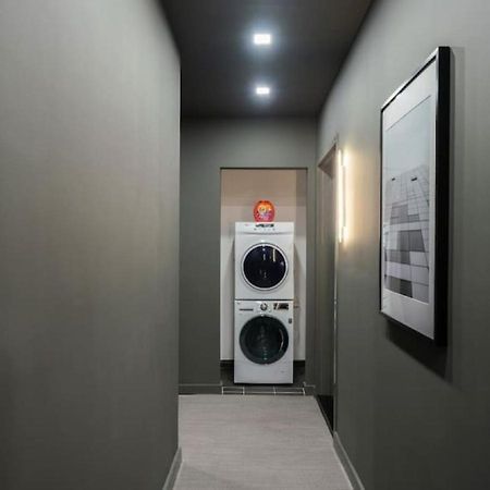 דירות ניו יורק Luxe Studio With Charming Juliet Balcony מראה חיצוני תמונה