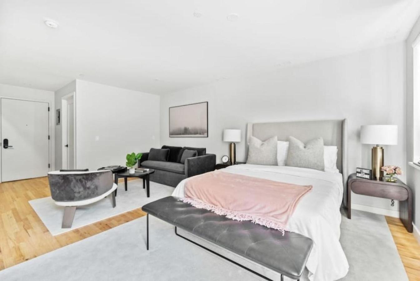 דירות ניו יורק Luxe Studio With Charming Juliet Balcony מראה חיצוני תמונה