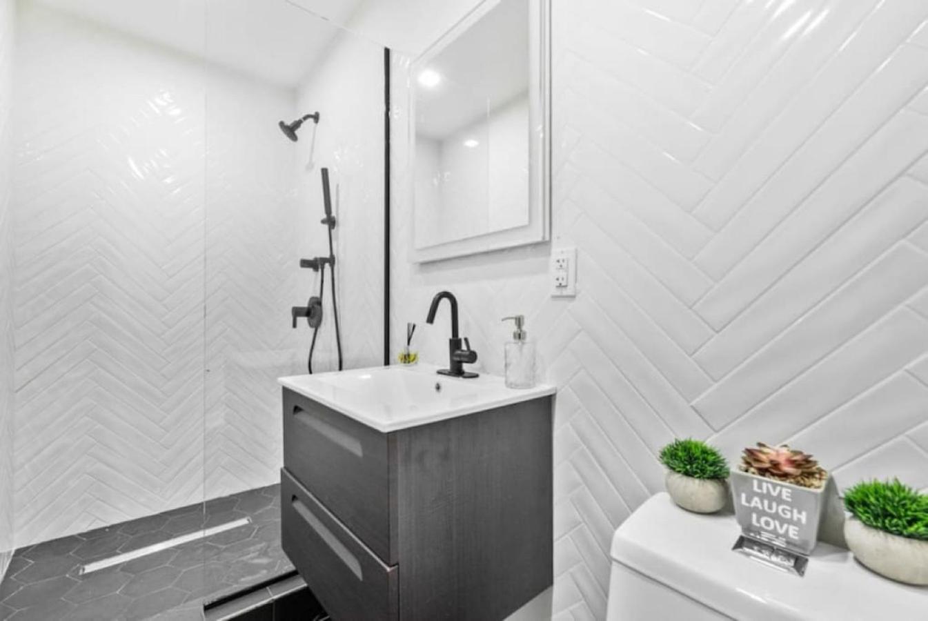 דירות ניו יורק Luxe Studio With Charming Juliet Balcony מראה חיצוני תמונה