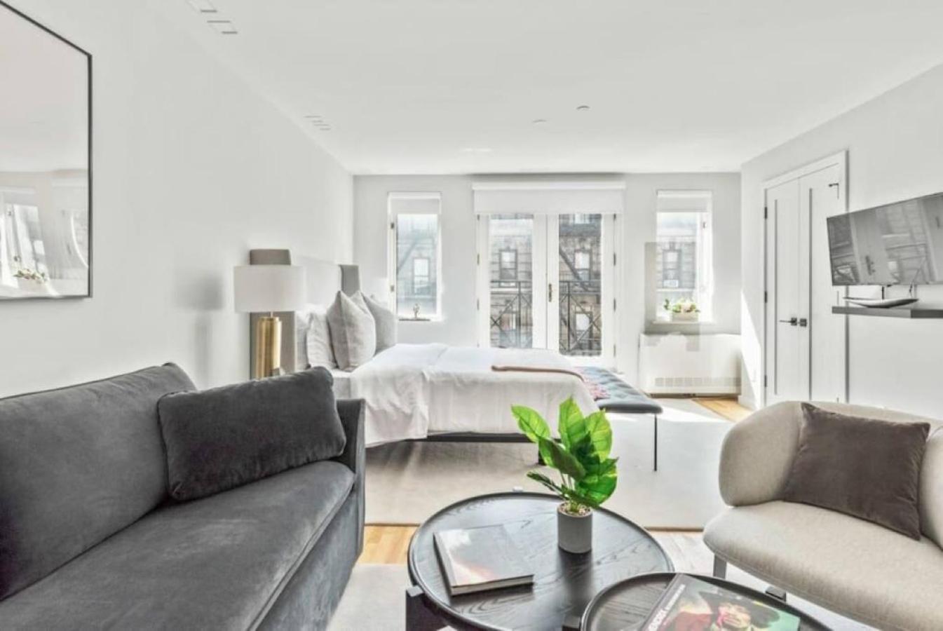 דירות ניו יורק Luxe Studio With Charming Juliet Balcony מראה חיצוני תמונה