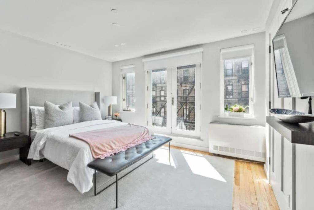 דירות ניו יורק Luxe Studio With Charming Juliet Balcony מראה חיצוני תמונה