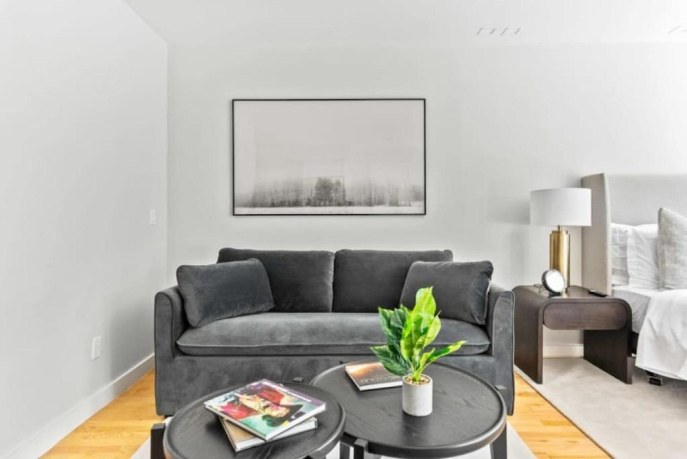 דירות ניו יורק Luxe Studio With Charming Juliet Balcony מראה חיצוני תמונה