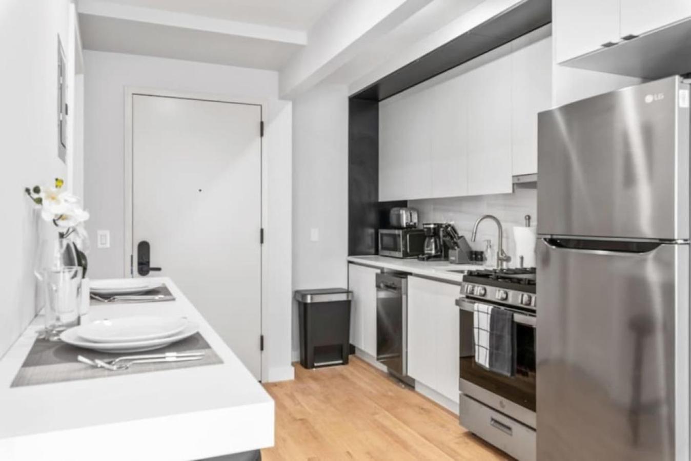 דירות ניו יורק Luxe Studio With Charming Juliet Balcony מראה חיצוני תמונה