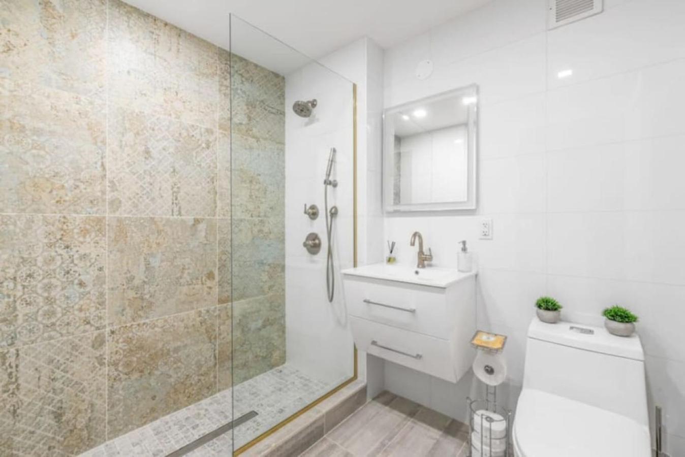 דירות ניו יורק Luxe Studio With Charming Juliet Balcony מראה חיצוני תמונה