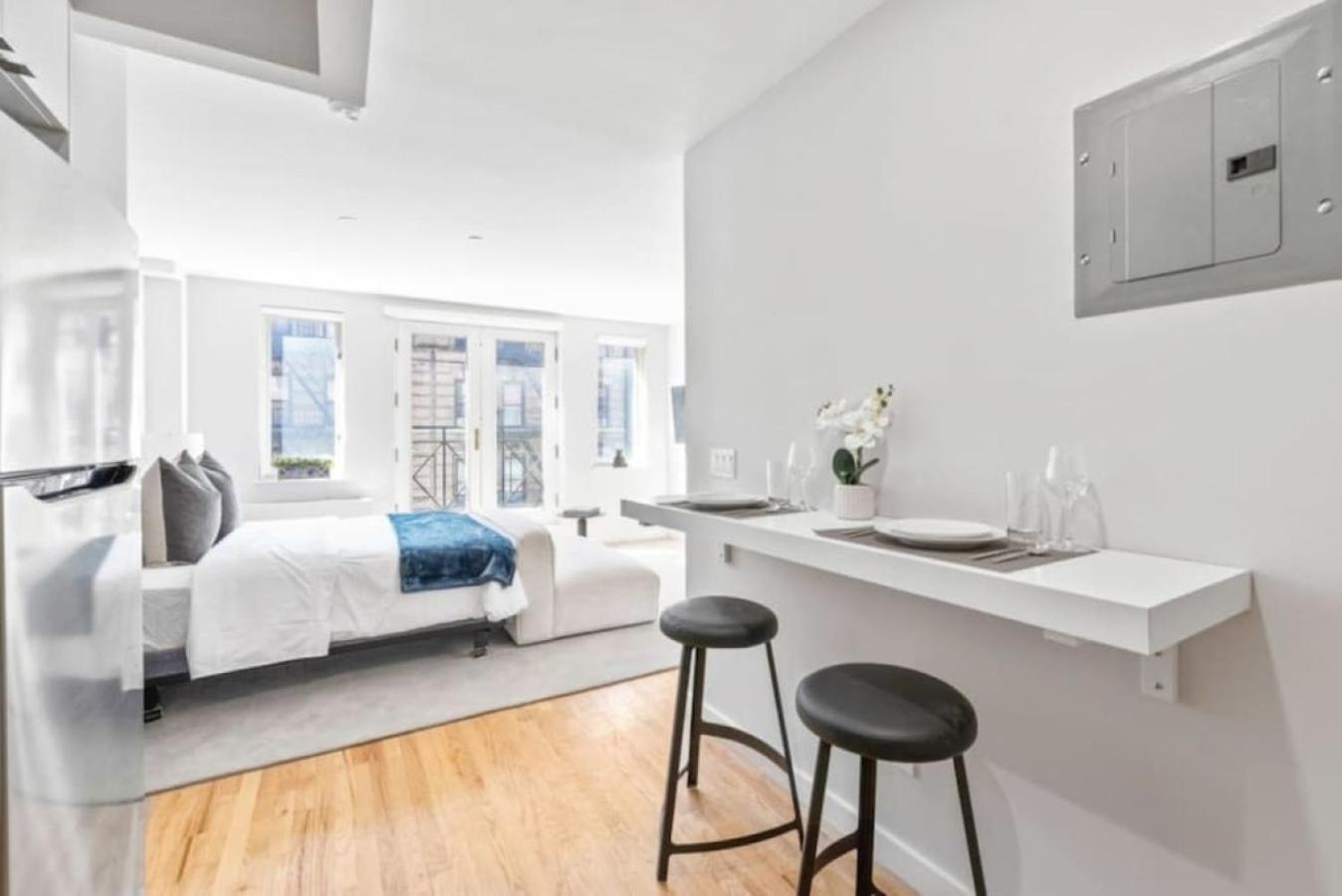 דירות ניו יורק Luxe Studio With Charming Juliet Balcony מראה חיצוני תמונה