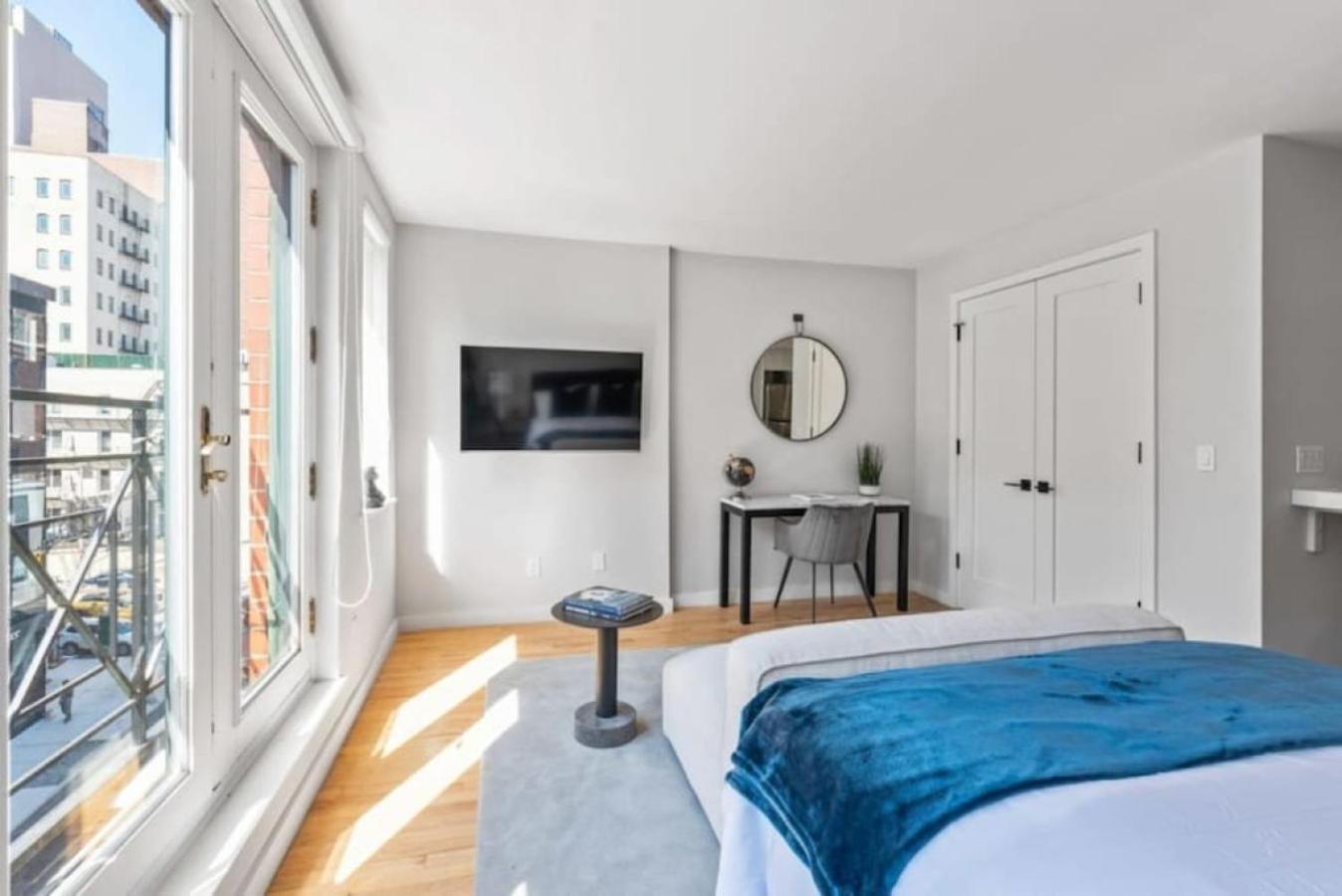 דירות ניו יורק Luxe Studio With Charming Juliet Balcony מראה חיצוני תמונה